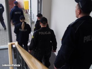 idący policjanci