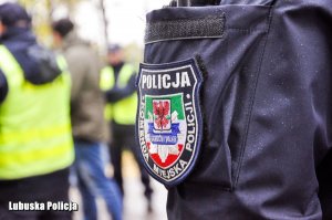idący policjanci