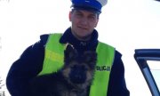 policjant ze znalezionym szczeniakiem