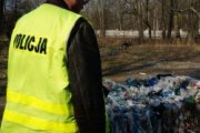 policjant na miejscu porzucenia nielegalnych odpadów