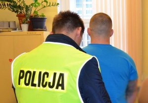 zatrzymany prowadzony przez policjanta