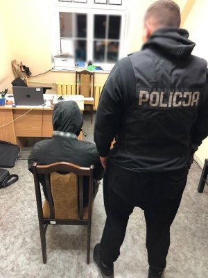 policjant z zatrzymanym