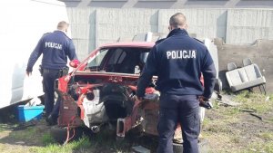 dwaj policjanci i części samochodów