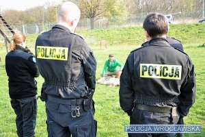 Policjanci przyglądają się pokazowi ratownika