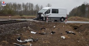 uszkodzony po zderzeniu z pociągiem, stojący na przejeździe kolejowym ford transit