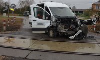 uszkodzony po zderzeniu z pociągiem, stojący na przejeździe kolejowym ford transit