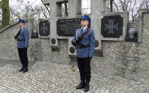 dwaj policjanci na warcie przy Pomniku Pamięci w Trojanowie