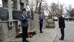 dwaj policjanci na warcie przy Pomniku Pamięci w Trojanowie, mężczyzna oddaje hołd