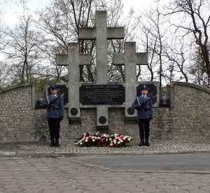 dwaj policjanci na warcie przy Pomniku Pamięci w Trojanowie