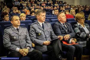 Zastępca KWP we Wrocławiu insp. Dariusz Wesołowski wraz z innymi uczestnikami słuchają prelegentów