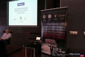 wyświetlona na ekranie prezentacja podczas konferencji dot. projektu pn. „Stworzenie systemu prognozowania rozwoju przestępczości jako elementu budowania strategii bezpieczeństwa i porządku publicznego”.