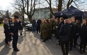 zaproszeni goście odwiedzają stoiska podczas Dnia Otwartego w Wyższej Szkoły Policji w Szczytnie