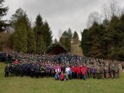 przedstawiciele Policji uczestniczą w drodze krzyżowej