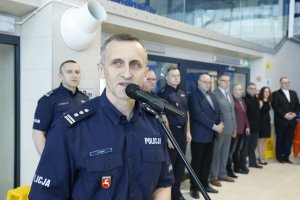 stojący na basenie policjanci podczas rozpoczęcia VII Mistrzostw Policji w Pływaniu Lublin 2019 im. podinsp. Małgorzaty Bigos