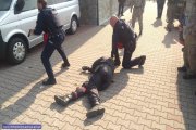 policjanci podczas ćwiczeń antyterrorystycznych w sytuacji obezwładnienia przeciwnika