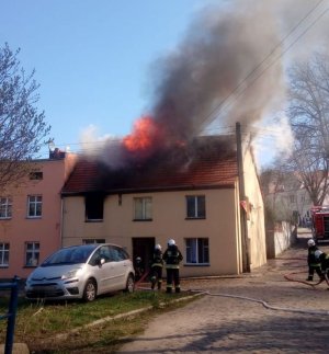 zdjęcie budynku w czasie akcji strażaków