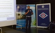 policjant ruchu drogowego przemawia do zebranych na spotkaniu podsumowującym europejski projekt „SaferWheels”
