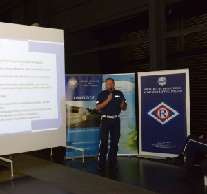policjant ruchu drogowego przemawia do zebranych na spotkaniu podsumowującym europejski projekt „SaferWheels”