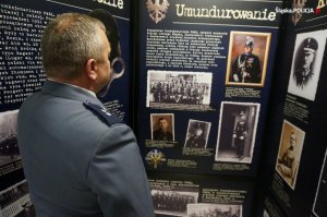 widok policjanta przy ekspozycji &quot;umundurowanie&quot;
