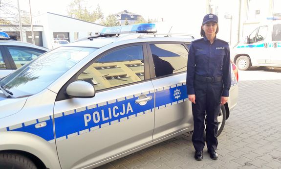 policjantka na tle radiowozu