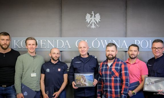 Pięciu policjantów w strojach cywilnych wspólnie z komendantem Głównym Policji i Dyrektorem Gabinetu KGP pozują do zdjęcia