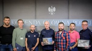 Pięciu policjantów w strojach cywilnych wspólnie z komendantem Głównym Policji i Dyrektorem Gabinetu KGP pozują do zdjęcia