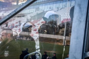 policjanci na stadionie