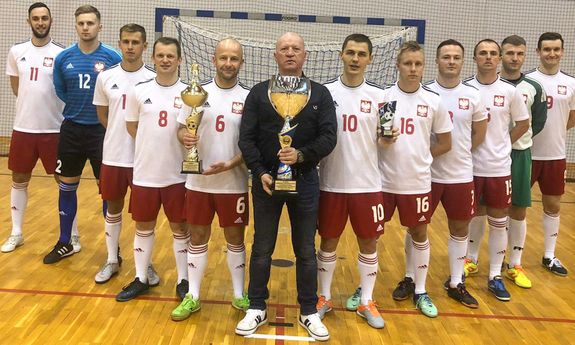 reprezentacja polskiej Policji w bramce z pucharem