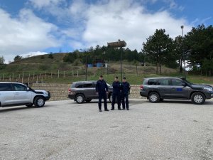 Zastępca Komendanta Głównego Policji nadinsp. Kamil Bracha, insp. Paweł SPYCHAŁA Komendant Wojewódzki Policji w Bydgoszczy, insp. Paweł DZIERŻAK Komendant Wojewódzki Policji w Kielcach, insp. Tomasz MICHUŁKA Komendant Wojewódzki Policji z siedzibą w Radomiu oraz podinsp. Piotr SOCHACKI p.o. Zastępcy Dyrektora BMWP KGP złożyli wizytę w Jednostce Specjalnej Polskiej Policji, której policjanci pełnią służbę w Kosowie w ramach Misji Unii Europejskiej EULEX w zakresie praworządności.