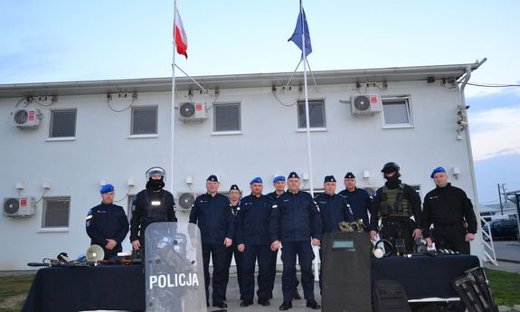 Zastępca Komendanta Głównego Policji nadinsp. Kamil Bracha, insp. Paweł SPYCHAŁA Komendant Wojewódzki Policji w Bydgoszczy, insp. Paweł DZIERŻAK Komendant Wojewódzki Policji w Kielcach, insp. Tomasz MICHUŁKA Komendant Wojewódzki Policji z siedzibą w Radomiu oraz podinsp. Piotr SOCHACKI p.o. Zastępcy Dyrektora BMWP KGP złożyli wizytę w Jednostce Specjalnej Polskiej Policji, której policjanci pełnią służbę w Kosowie w ramach Misji Unii Europejskiej EULEX w zakresie praworządności.