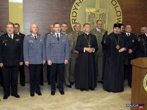 Szefowie Policji i przedstawiciele kościoła stoją obok siebie