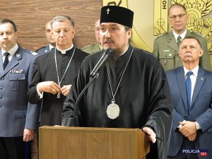 przedstawiciel kościoła przemawia do zebranych, w tle biuskup Guzdek