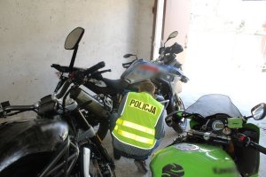 policjant przy odzyskanych motocyklach