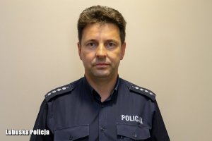 policjant w mundurze