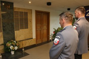 umundurowani funkcjonariusze CPKP &quot;BOA&quot; oddają hołd przed tablicą pamięci w KGP podczas uroczystości 23. rocznicy tragicznie zmarłego na służbie podkom. Piotra Molaka