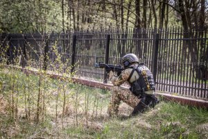 funkcjonariusz z Samodzielnego Pododdziału Kontrterrorystycznego Policji z bronią w umundurowaniu podczas ćwiczeń