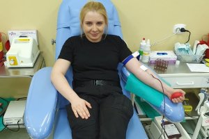 Młoda policjantka ze Szkoły Policji w Słupsku oddaje krew na fotelu w Centrum Krwiodawstwa i Krwiolecznictwa w Słupsku.