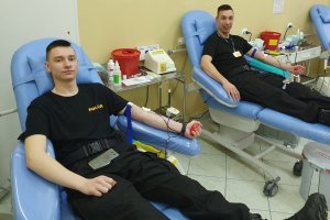 Dwaj policjanci ze Szkoły Policji w Słupsku oddają krew na fotelach w Centrum Krwiodawstwa i Krwiolecznictwa w Słupsku.