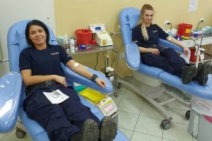 Dwie policjantki ze Szkoły Policji w Słupsku oddają krew na fotelach w Centrum Krwiodawstwa i Krwiolecznictwa w Słupsku.