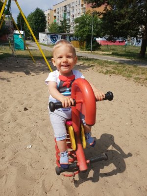 Rafała Szwajgiel na bujawce w parku