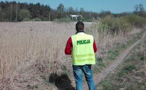 na zdjęciu policjant