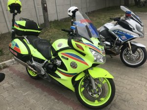 zdjęcie policyjnego motocykla i motocykla &quot;ambulansu&quot;