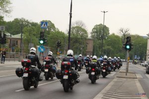 policjanci na motocyklach w trakcie przejazdu