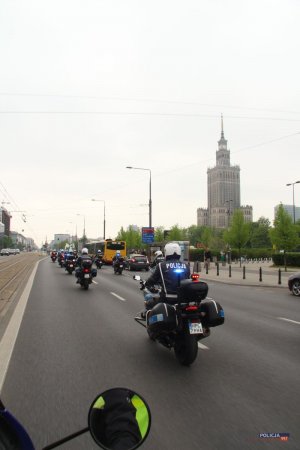 motocykliści w trakcie przejazdu