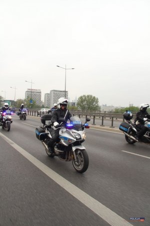 policjanci na motocyklach w trakcie przejazdu