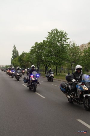 policjanci na motocyklach w trakcie przejazdu