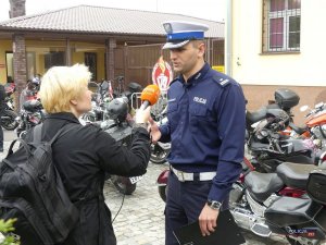 policjant wypowiada się do mediów