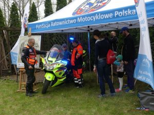motocykl ambulans, ratownicy i pozostali uczestnicy akcji