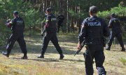 Działania policjantów w terenie leśnym.