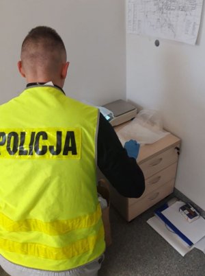 policjant podczas oględzin narkotyków